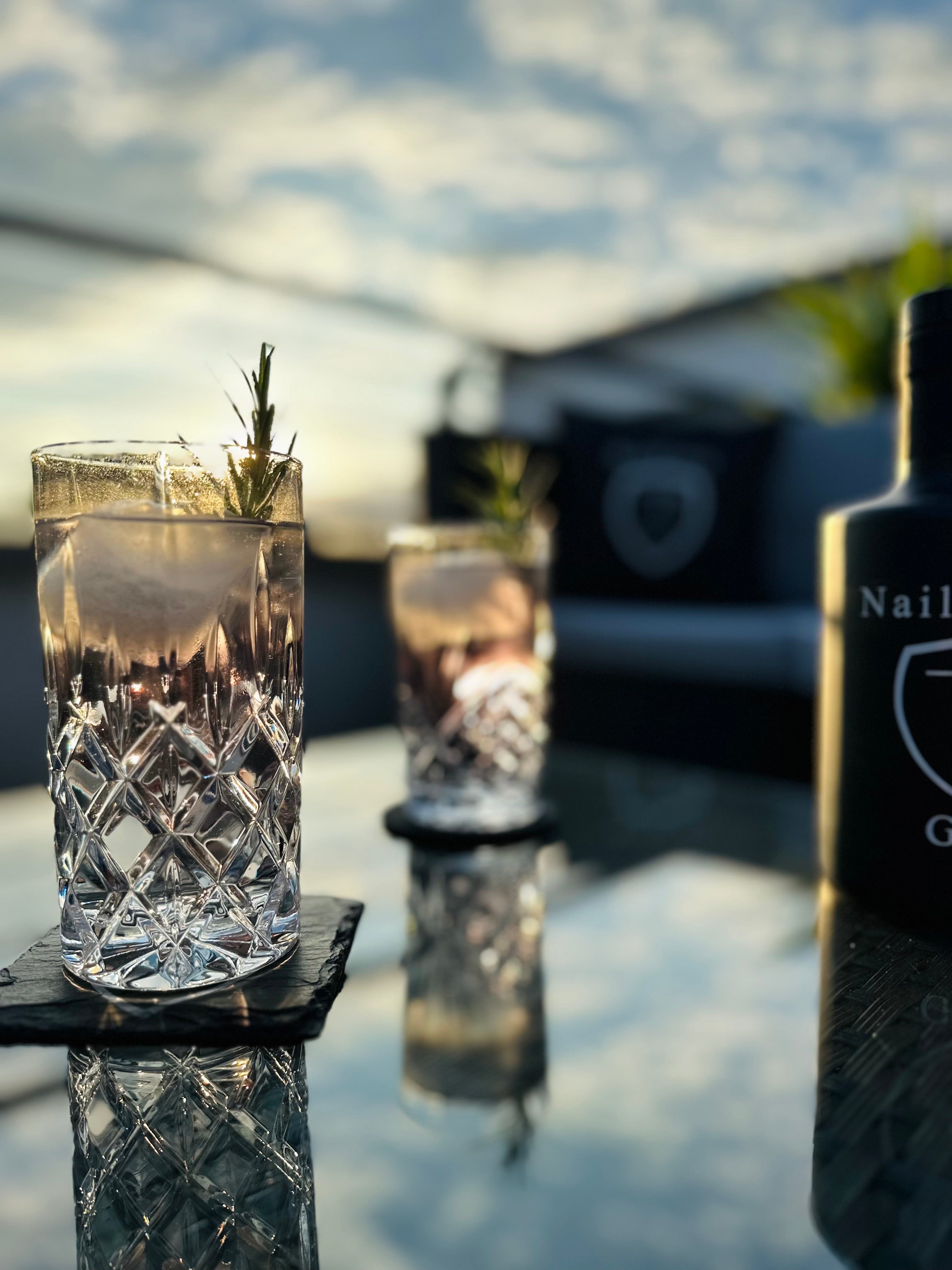 Black Gin Tonic Sonnenuntergang Terrasse