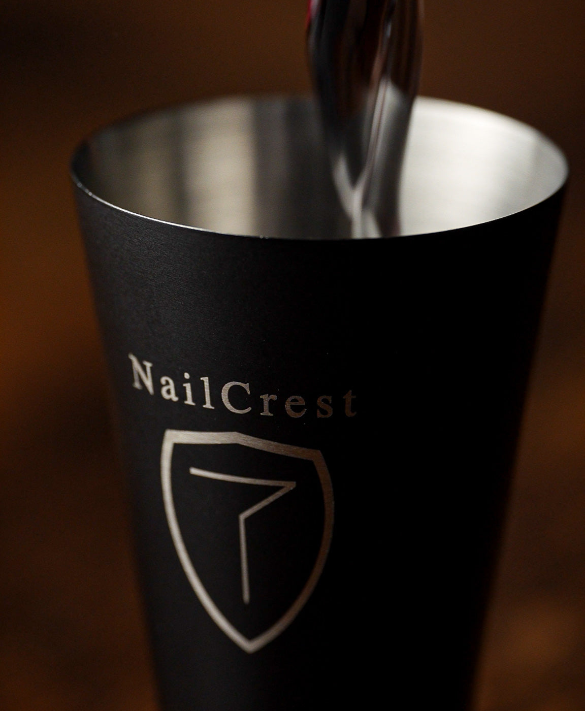 NailCrest Gin Messbecher wird mit Gin befüllt